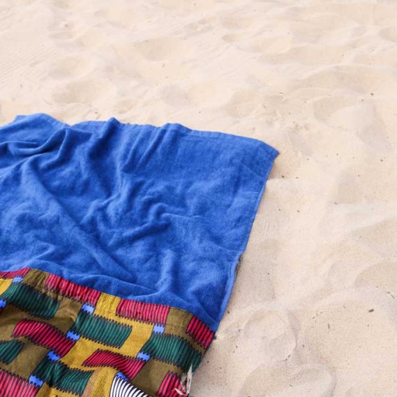 Toalha de Praia Azul - Padrão Vermelho e Amarelo