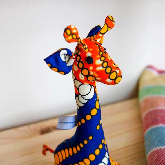 Peluche Girafa - laranja e azul