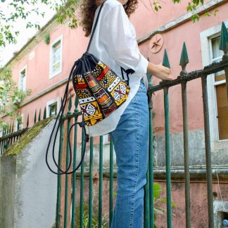 Mochila de cordas preta - bolso vermelho e amarelo