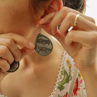 Brincos de madeira labirinto – verdes