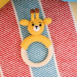 Mordedor em amigurumi – girafa