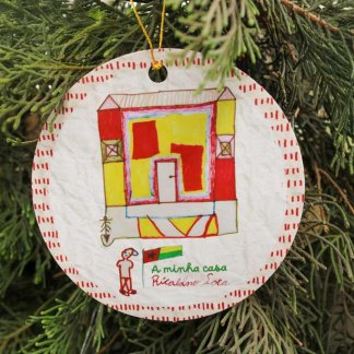 Enfeite de árvore de Natal feito em papel com desenho infantil de construção colorida