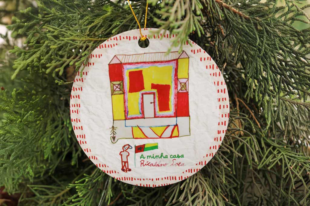 Enfeite de árvore de Natal feito em papel com desenho infantil de construção colorida