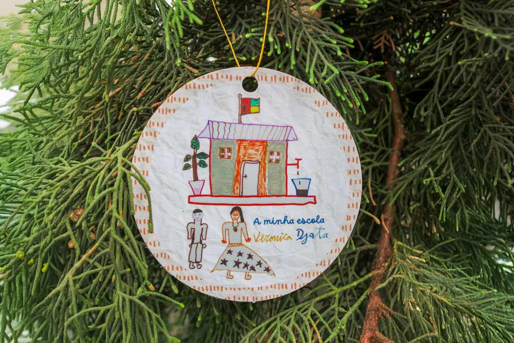 Enfeite de árvore de Natal feito em papel com desenho infantil de escola