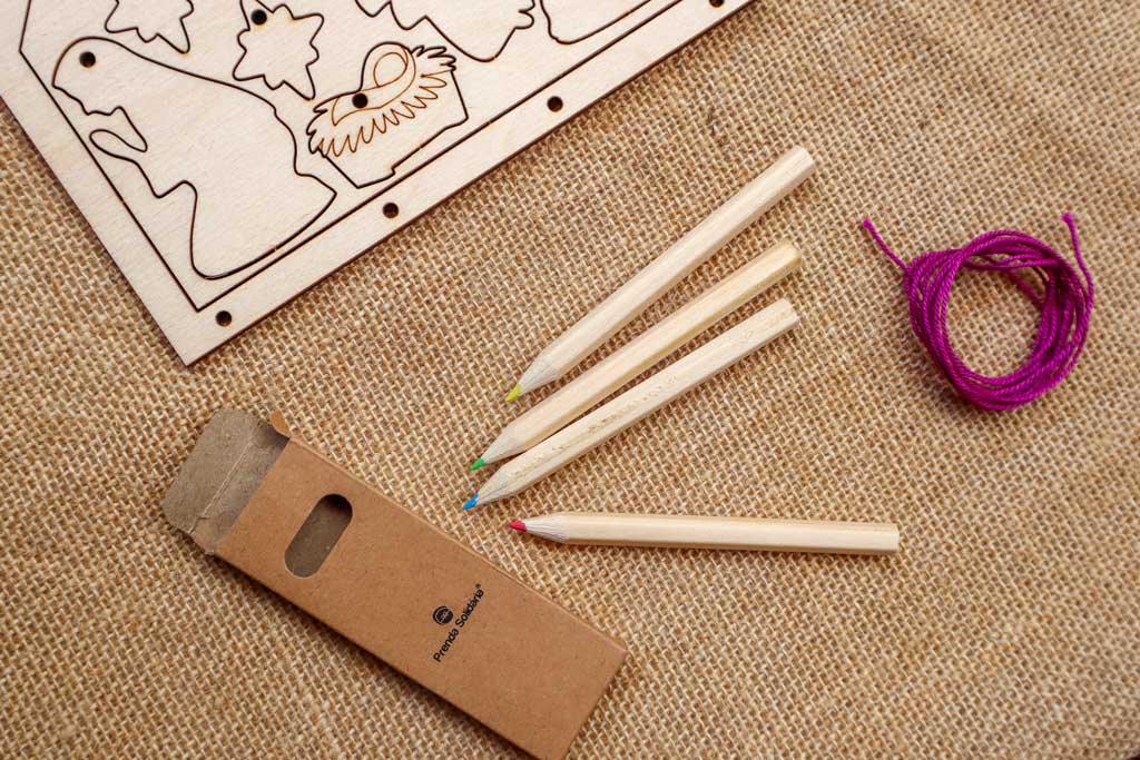 lápis de cores e saco de tecido africano solidário