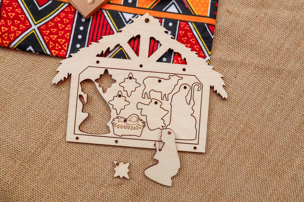 Kit presépio de madeira para pintar com figuras, lápis de cores e saco de tecido africano solidário