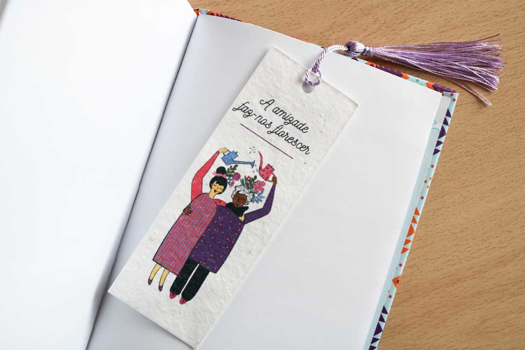 Marcador de páginas com sementes de flores silvestres vista num livro