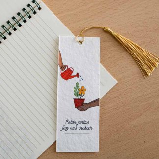 Marcador de páginas com sementes de flores silvestres vista num livro