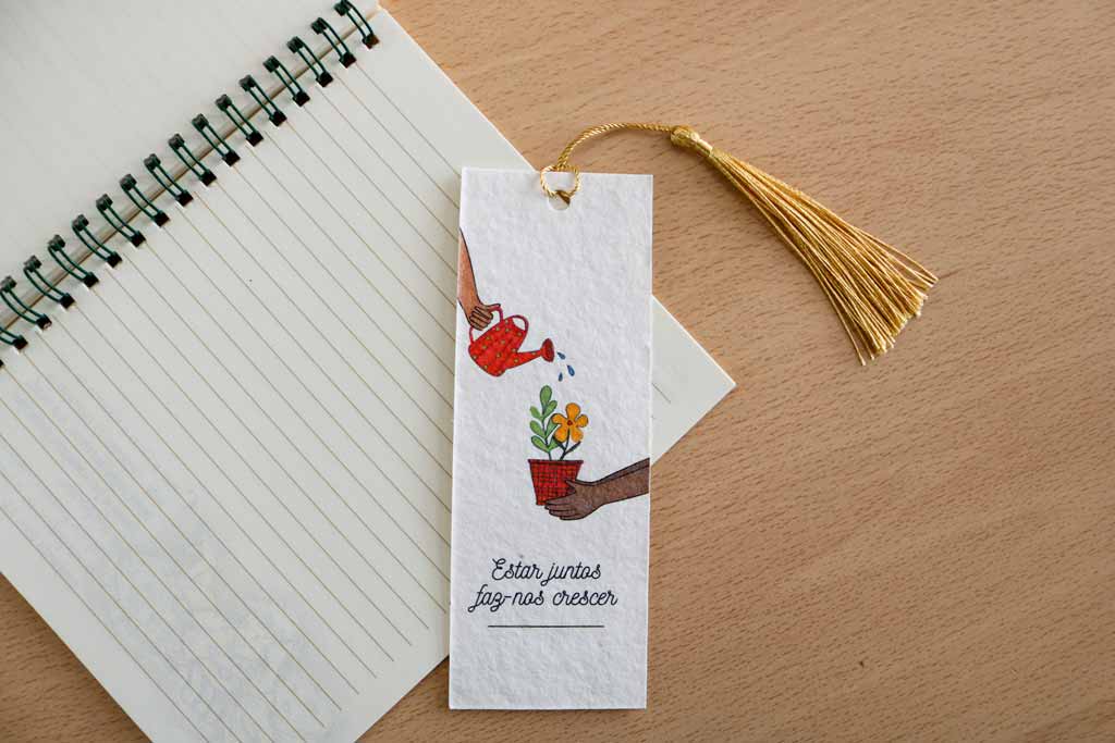 Marcador de páginas com sementes de flores silvestres vista num livro