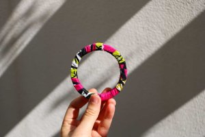 Onde fazer voluntariado é em qualquer lugar. Esta é a imagem de uma mão agarrando uma pulseira feita em casa pela Chiara, a nossa voluntária.