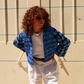 A modelo leva o kimono de tecido africano azul reversível
