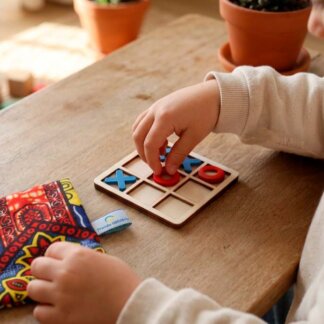 Jogo do galo vermelho sobre uma mesa