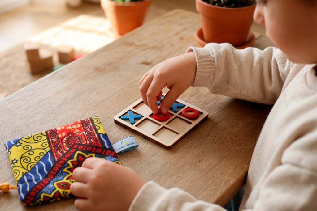 Jogo do galo vermelho sobre uma mesa