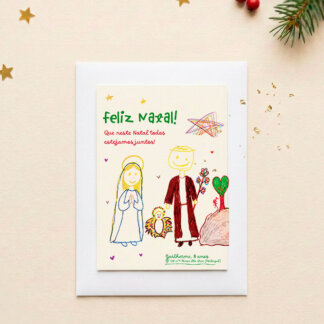 Postal de Natal Sagrada Família sobre fundo natalício. O postal tem as figuras da Sagrada Família desenhadas por uma criança da Póvoa de Santa Iria