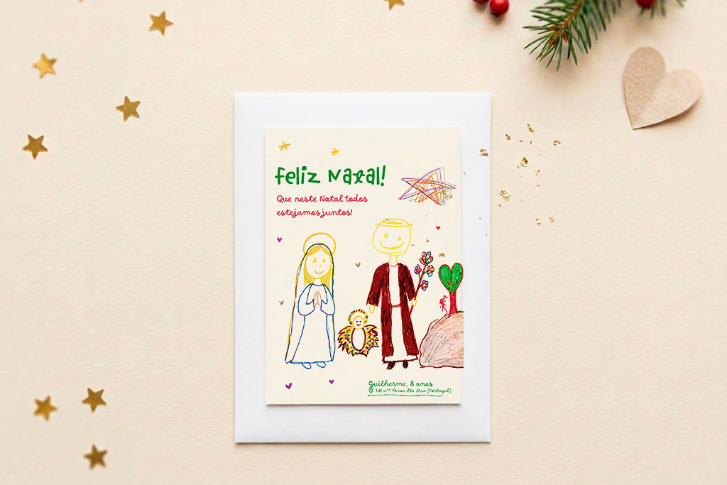 Postal de Natal Sagrada Família sobre fundo natalício. O postal tem as figuras da Sagrada Família desenhadas por uma criança da Póvoa de Santa Iria