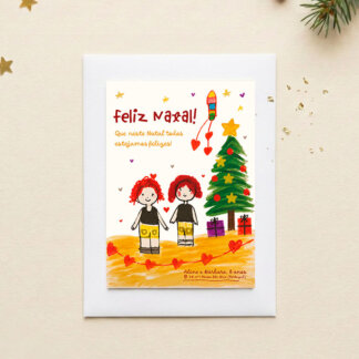 Postal de Natal Felicidade sobre fundo natalício. O postal tem figuras desenhadas por uma criança da Póvoa de Santa Iria
