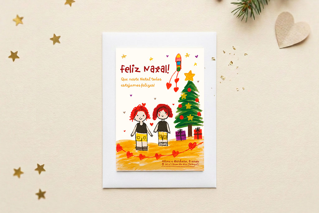 Postal de Natal Felicidade sobre fundo natalício. O postal tem figuras desenhadas por uma criança da Póvoa de Santa Iria