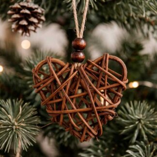Enfeite de Natal em vime castanho numa árvore de Natal