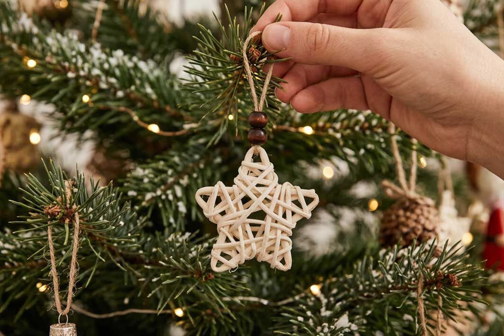 Estrela de Natal em vime branco numa árvore de Natal