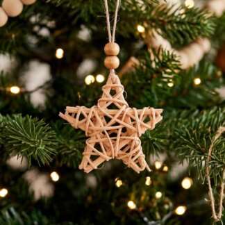 Estrela de Natal em vime bege numa árvore de Natal