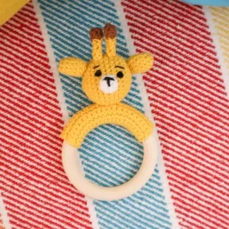 Mordedor em amigurumi – girafa