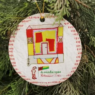 Enfeite de árvore de Natal feito em papel com desenho infantil de construção colorida