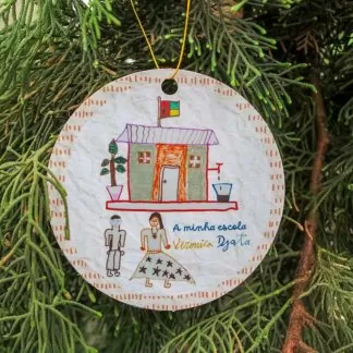 Enfeite de árvore de Natal feito em papel com desenho infantil de escola